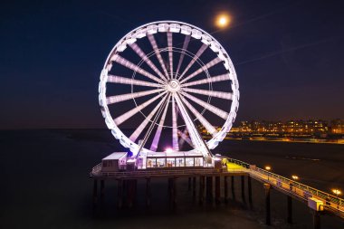 Scheveningen, Lahey rıhtımda dönme aydınlatılmış 