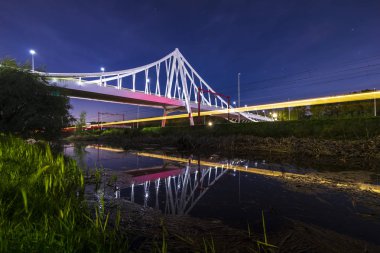 Asma köprü gece ışık yollar ile ay ışığı altında