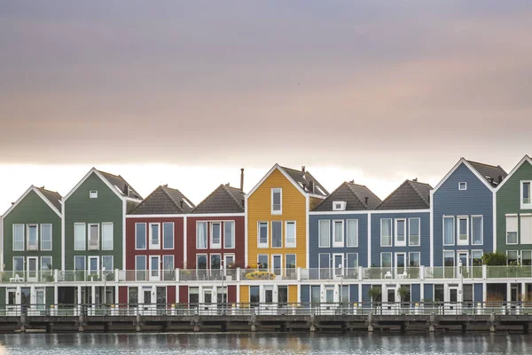 Nederlands, moderne, kleurrijke vinex het platform stijl huizen aan water — Stockfoto