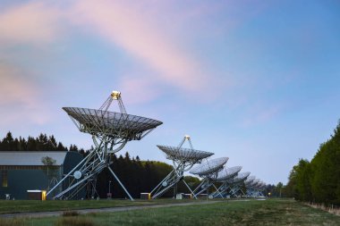 Dusk sırasında Westerbork sentez radyo teleskop (durumuzu) zekâ