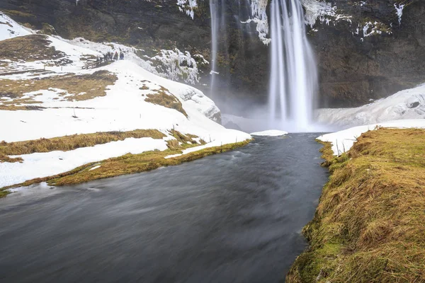 Velké vodopádů Seljalandsfoss v zasněžené zimní Island — Stock fotografie