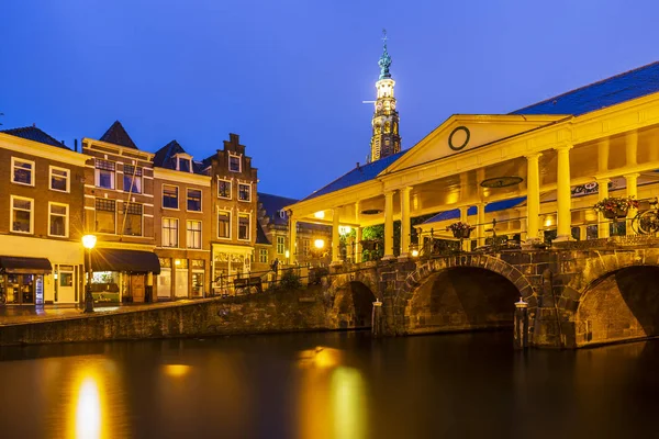 Leiden stadhuis en koornbrug tijdens de schemering — Stockfoto