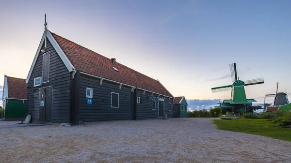 Typically traditional Dutch house, windmill, historical architec — Stock Photo, Image