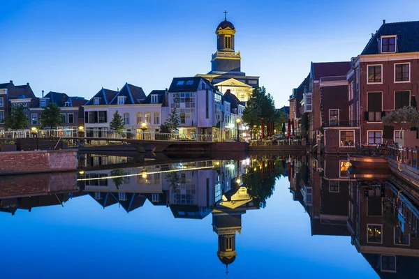 Casas tradicionales de cultura holandesa y canal durante el atardecer en Leiden — Foto de Stock