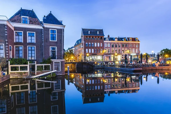 Casas tradicionales de cultura holandesa y canal durante el atardecer en Leiden — Foto de Stock