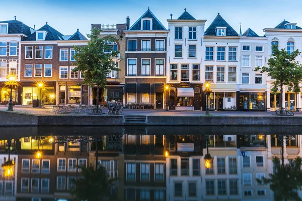 Traditionelle holländische Kulturhäuser und Kanal in der Abenddämmerung in Leiden — Stockfoto