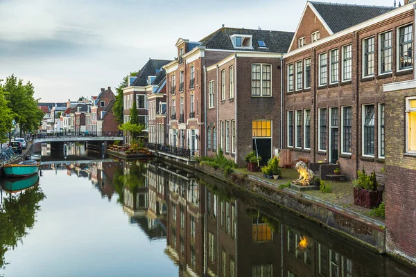 Traditionelle holländische Kulturhäuser und Kanal in der Abenddämmerung in Leiden — Stockfoto