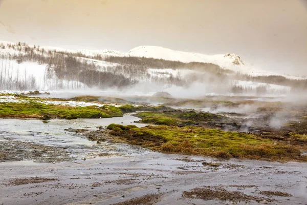 Paisaje geotérmico Strokkur Geysir, Islandia en invierno —  Fotos de Stock