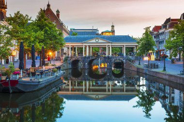 Leiden belediye binası, kanallar, evler ve koornbrug alacakaranlıkta