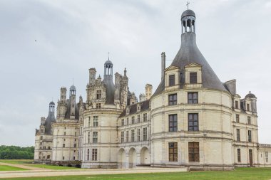 Kara bulutlar ve Chateau Chambord 'da dramatik bir sahne 