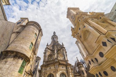 Chambord Şatosu 'nun muazzam etkileyici kulelerinin çatı manzarası