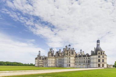 Şato Chambord 'un üzerindeki güzel bulutlu hava ve mavi gökyüzü. Fransız Rönesans mimarisi çok belirgin.