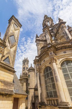 Chambord Şatosu 'nun muazzam etkileyici kulelerinin çatı manzarası