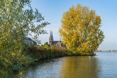 Van Cuijk arazisi, Cuijk köyünün tarım arazisi ve Hollanda 'nın Meuse nehri, mavi gökyüzünün altında. Seyahat için popüler turistik dönüm noktası