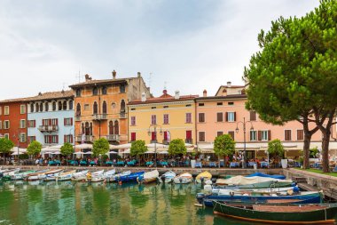 12 Ağustos 2019, Desenzano del Garda, Brescia, Lombardy, İtalya - Tarihi şehir turistik merkezi, eğlence ve ilgi alanları. 