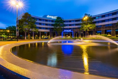 02-05-2019, Zoetermeer Hollanda - Kamu Su Sistemi Örgütü Dunea 'nın kurumsal merkez binası alacakaranlıkta