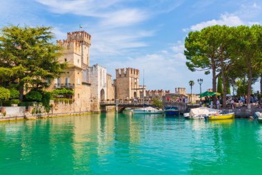 Sirmione Lombardy, İtalya - 20 Ağustos 2019 - Popüler tarihi gösteriyi ziyaret eden turistler