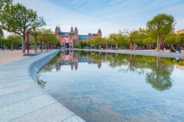 07 Mayıs 2020, Amsterdam, Hollanda - Rijksmuseum popüler bir turizm merkezi olmasına karşın, Corona virüs ölçümleri nedeniyle kapalı