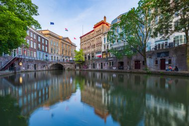 31-05-2020 Utrecht, Hollanda - Geleneksel Hollanda evleri, sokaklar ve köprüler alacakaranlıkta. Oudegracht Kanalı, şehir merkezi, Yüksek Dinamik Mesafe HDR resmi