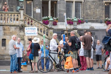 Aachen Almanya, 15 Ağustos 2020 - Aachen şehir merkezinde Aacheners adında bir grup insan geleceği protestosu düzenledi 