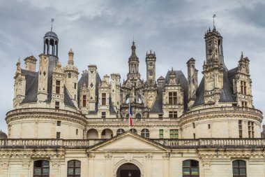 Kara bulutlar ve Chateau Chambord 'da dramatik bir sahne 