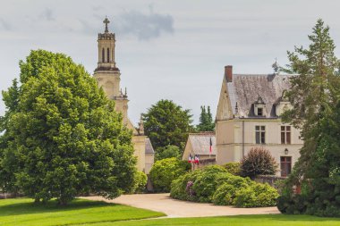 Güzel bulutlar ve mavi gökyüzü Chateau Chambord 'un üzerinde 