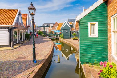 Volendam 'daki eski sokaklar. Eski bir balıkçı köyü, tipik ahşap evler mimarisi. Turistler için popüler bir dönüm noktası ve seyahat yeri.