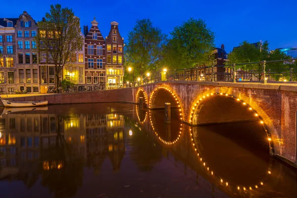 Amsterdams Straßen Und Kanäle Der Abenddämmerung Brücken Beleuchtet Sommersaison Beliebtes — Stockfoto