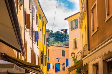 İtalya 'nın Garda köyünün dar sokaklarında güzel renkli kabadayılar var.