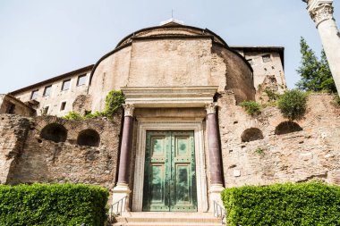 Colunms Roma İtalya Roma Forumu ile eski yeşil paslı kapı