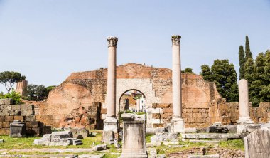 Roma Forumu Roma İtalya harap ile iki antik sütun