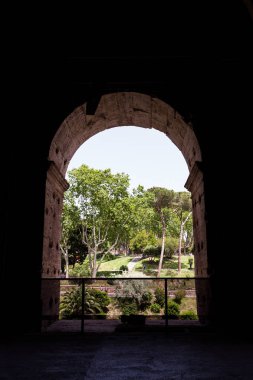 Ağaçlar Colle Oppio Parkı içinde iç kemer H bakarak