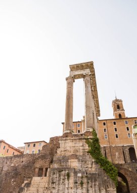 R Roman Forum bir tapınağın sütunları antik kalıntıları