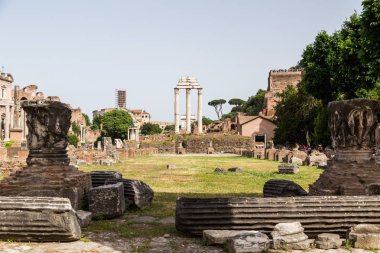Basilica Iulia R Roman Forum kalıntıları geniş görüş