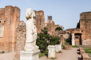 Vesta bakireleri Heykel Bahçe ve pembe gül çalıların arasında Roma Fo