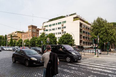 Rom otomobillerde ile yoğun bir cadde geçiş telefonda konuşan adam