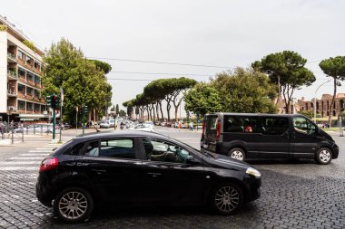 Roma'da işlek cadde araçları ile