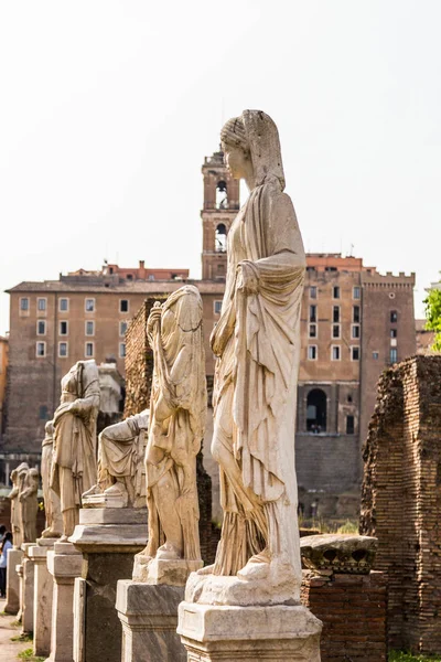 Vestal Virgens Escultura Jardim Rosa Rosas Arbustos Roman — Fotografia de Stock