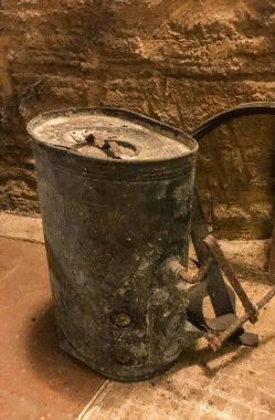 Üzüm bağında kullanılacak eski ekipman: gübre pompası, verdigris