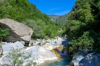 Rocchetta Nervina yakınlarındaki dere, Liguria - İtalya