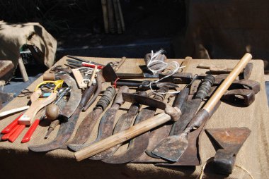 Keskinleştirilecek bıçakları olan eski çalışma araçları