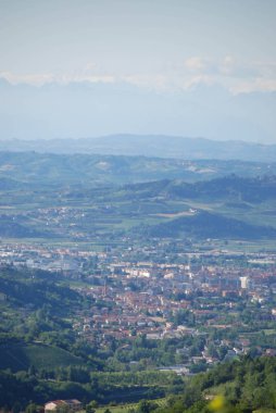 Cityscape Alba ve Langhe Hills