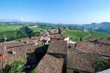 Serralunga d 'Alba, Piedmont-Italya. Köyün çatıları