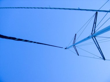 Gökyüzü bir yelkenliden görünüyor