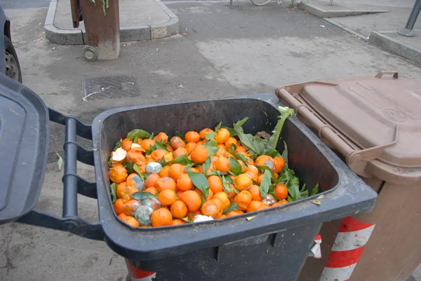 Markette atıklarla dolu bir çöp tenekesi.