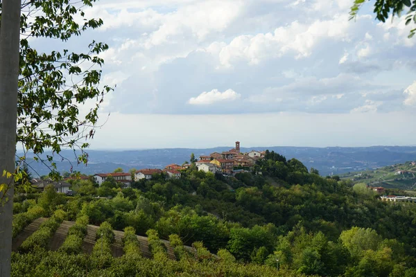 Vista Colina Com Aldeia Serravalle Alba Itália — Fotografia de Stock