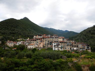 İtalya 'nın Liguria bölgesindeki Rocchetta Nervina Sitano köyünün manzarası