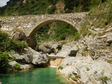 Rio Barbaira deresinin yanındaki Nervia Vadisi 'ndeki taş köprü, Rocchetta Nervina, Liguria - İtalya