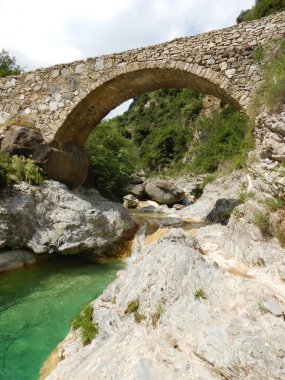 Rio Barbaira deresinin yanındaki Nervia Vadisi 'ndeki taş köprü, Rocchetta Nervina, Liguria - İtalya