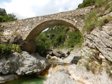 Rio Barbaira deresinin yanındaki Nervia Vadisi 'ndeki taş köprü, Rocchetta Nervina, Liguria - İtalya